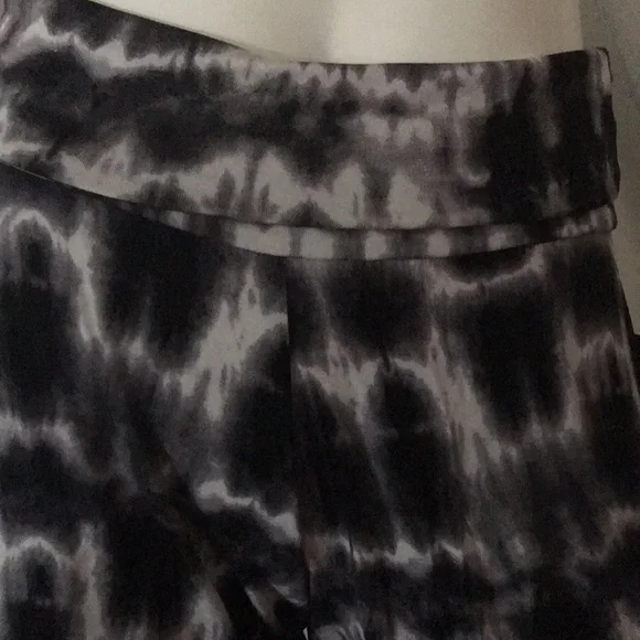 NWT Woman’s Size Small Falls Creek Knit Gaucho Black and White Print - Picture 2 of 4